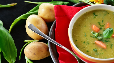 SOUPE POMME DE TERRE CAROTTE POIREAUX COURGETTE